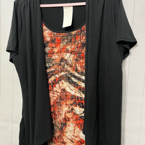 Black blouse animal print size 1X - Picture 3 of 8